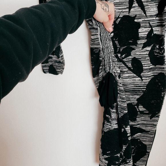 Le Château bodycon floral print dress - Picture 2 of 5